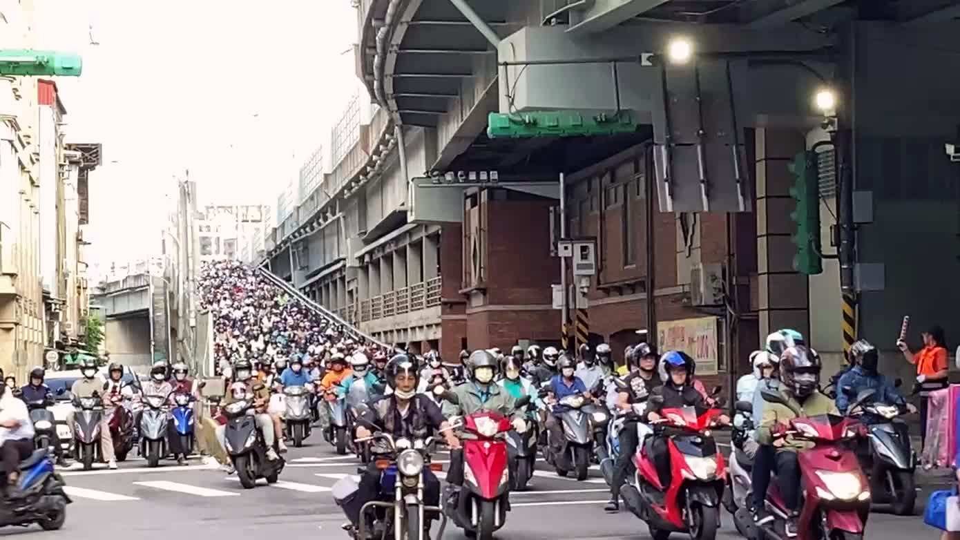 台北橋通勤時段的機車瀑布|來源:Tze Chiang Hao / Wikimedia Commons(CC BY-SA 4.0) 台北橋通勤時段的機車瀑布|來源:Tze Chiang Hao / Wikimedia Commons(CC BY-SA 4.0)