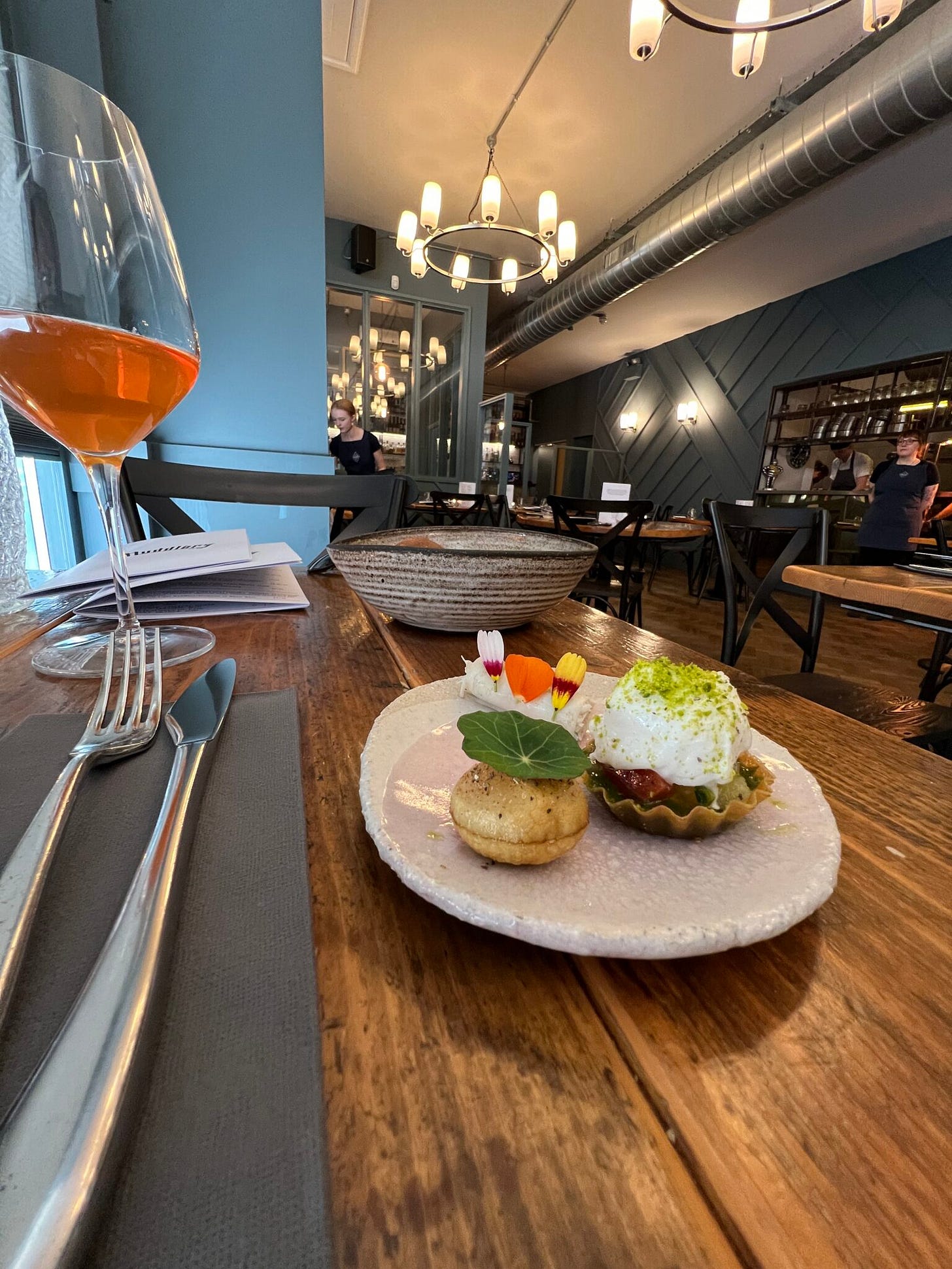 The Muddlers Club innen, Süßspeise mit Wein, Blick ins Restaurant