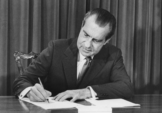 Hace 54 años hoy, Richard Nixon firmó una extensión de la Ley de Derechos  Electorales de 1965 que exigía que la edad para votar fuera 18 años en  todas las elecciones federales,