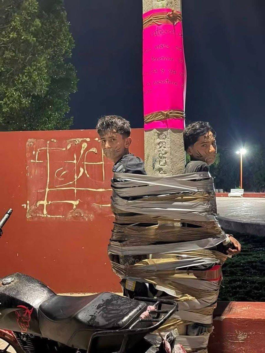 🇲🇽 Mexico now has its own “Batman”: He hunts motorcycle thieves at night  and duct-tapes them to poles In Lagos de Moreno, Jalisco state, five men  have already been found tied to