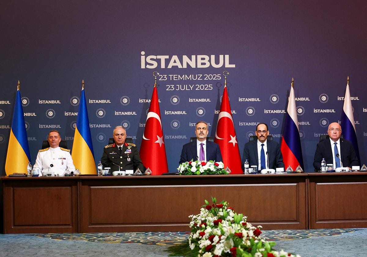 Miembros de las delegaciones rusa y ucraniana junto a los representantes turcos en el comienzo del encuentero en Estambul Miembros de las delegaciones rusa y ucraniana junto a los representantes turcos en el comienzo del encuentero en Estambul