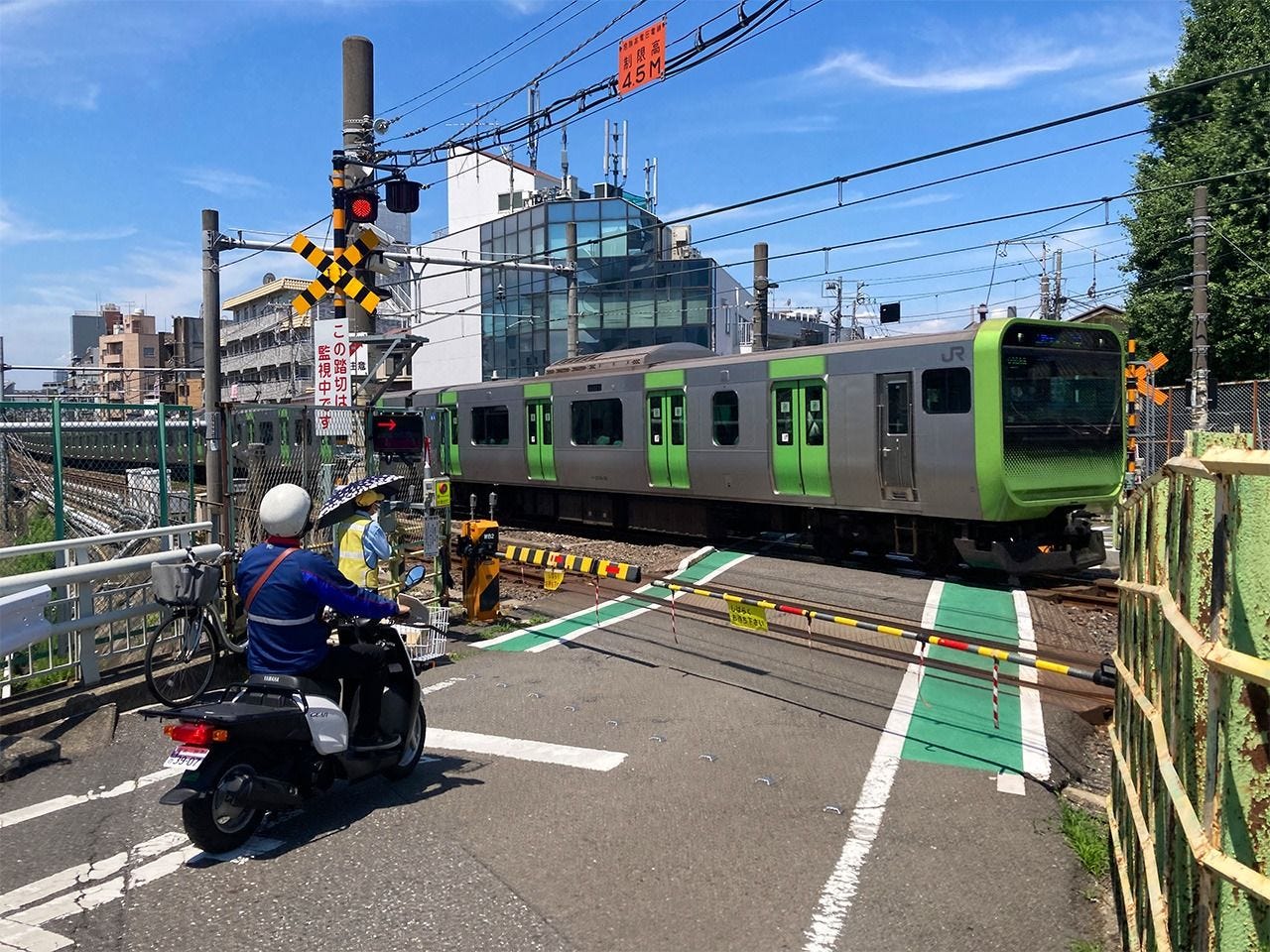 The only surviving railroad crossing on the Yamanote can be found between Tabata and Komagome Stations. (© Gianni Simone)