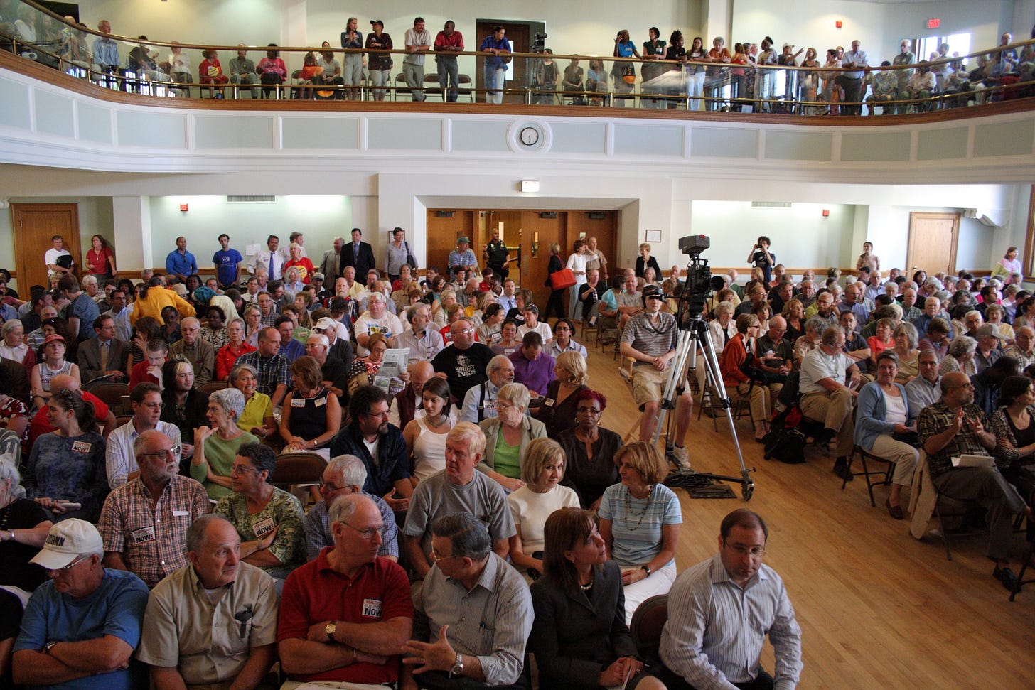 https://upload.wikimedia.org/wikipedia/commons/d/df/West_Hartford%2C_Connecticut_health_care_reform_town_hall_meeting%2C_2009-09-02.jpg