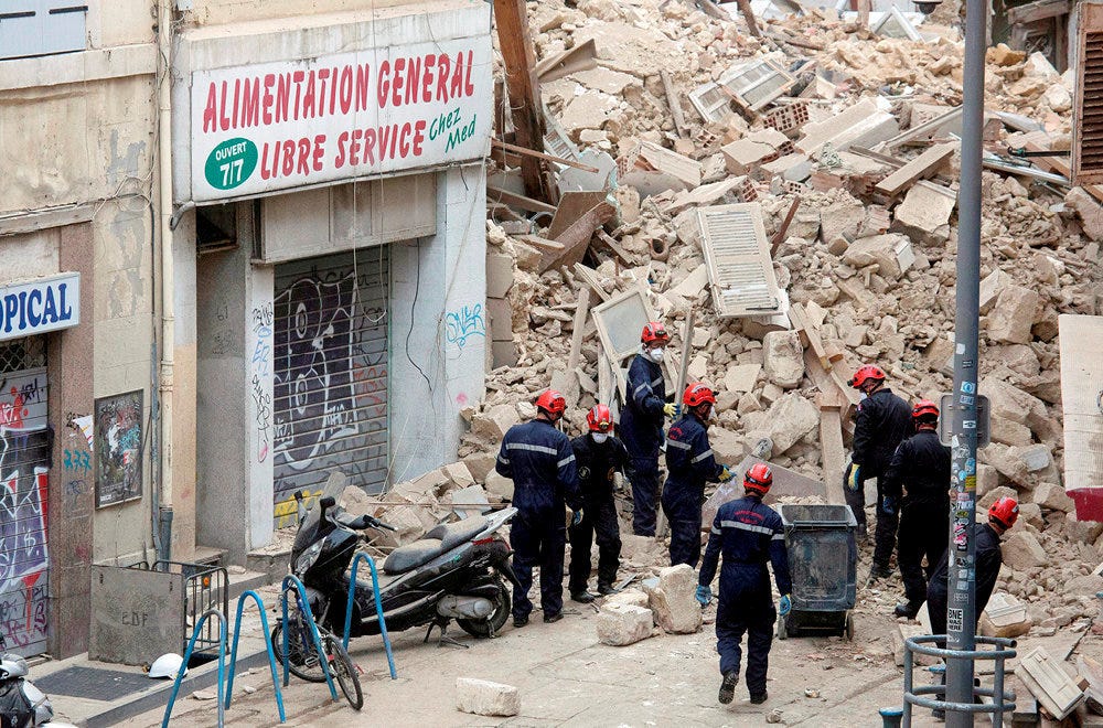 
        Le 5 novembre. 9 heures. Deux immeubles vetustes du centre-ville, aux 63 et 65 rue d'Aubagne, dans le quartier populaire de Noailles, s'effondrent. Un troisieme, menace, sera detruit. 
