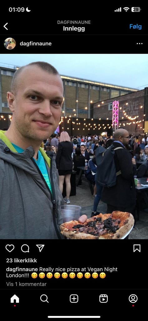 Kostholdsforsker Dagfinn Aune poserer med pizza på veganske arrangementer