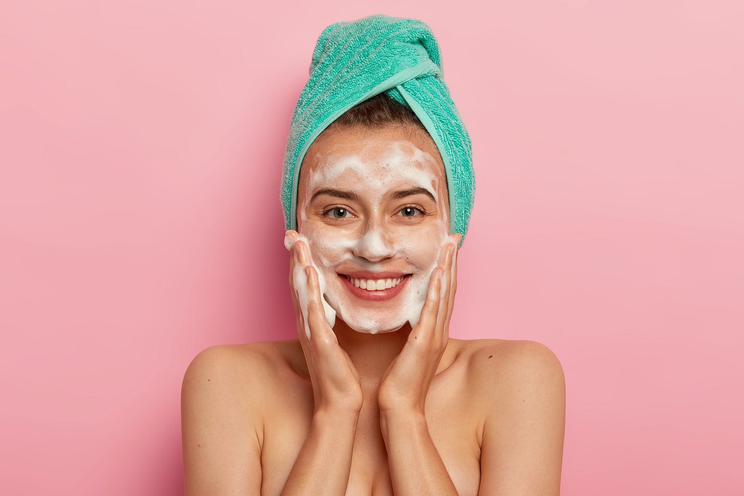 <a href="https://www.freepik.es/foto-gratis/mujer-joven-positiva-tiene-sonrisa-dientes-tiene-dientes-perfectos-acaricia-piel-jabon-liquido-sanitario-lava-gel-espumoso-despierta-manana-tener-rutina-belleza_12495451.htm#fromView=search&page=1&position=4&uuid=933a0973-4f91-4bfc-82e5-6435621858d6">Imagen de wayhomestudio en Freepik</a>