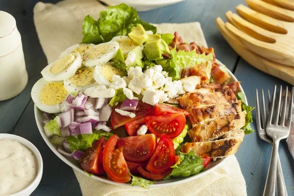 Healthy Hearty Cobb Salad — Stock Photo, Image