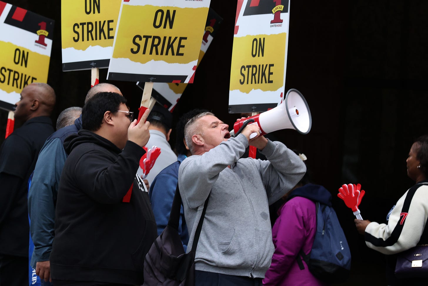 Six Chicago hotels on strike as marathon weekend kicks off Six Chicago hotels on strike as marathon weekend kicks off