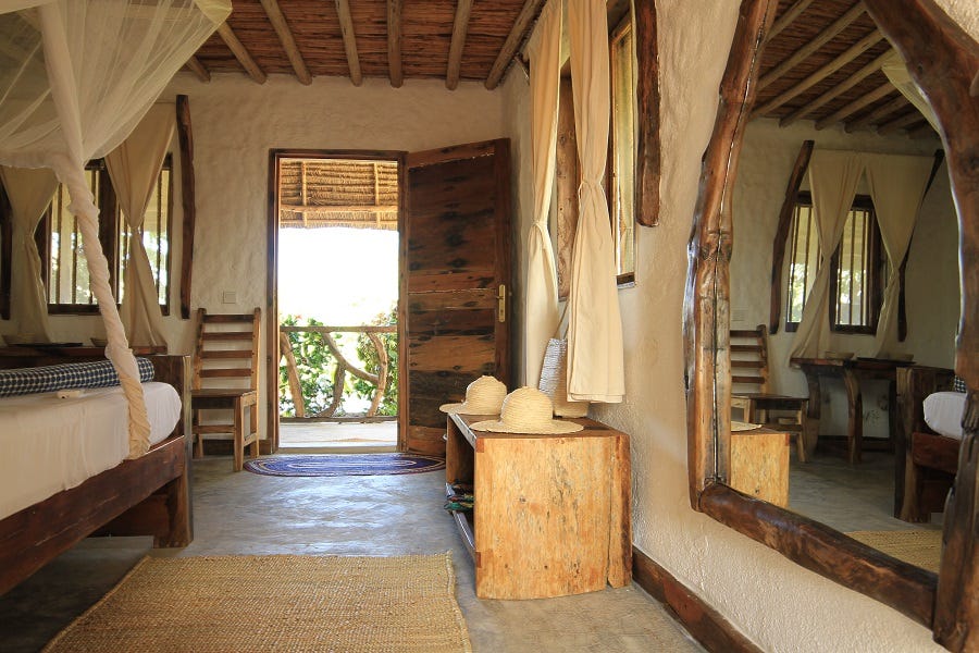 Eine Aufnahme des typisch afrikanisch und sehr stilvoll eingerichteten Zimmers mit Blick nach draußen