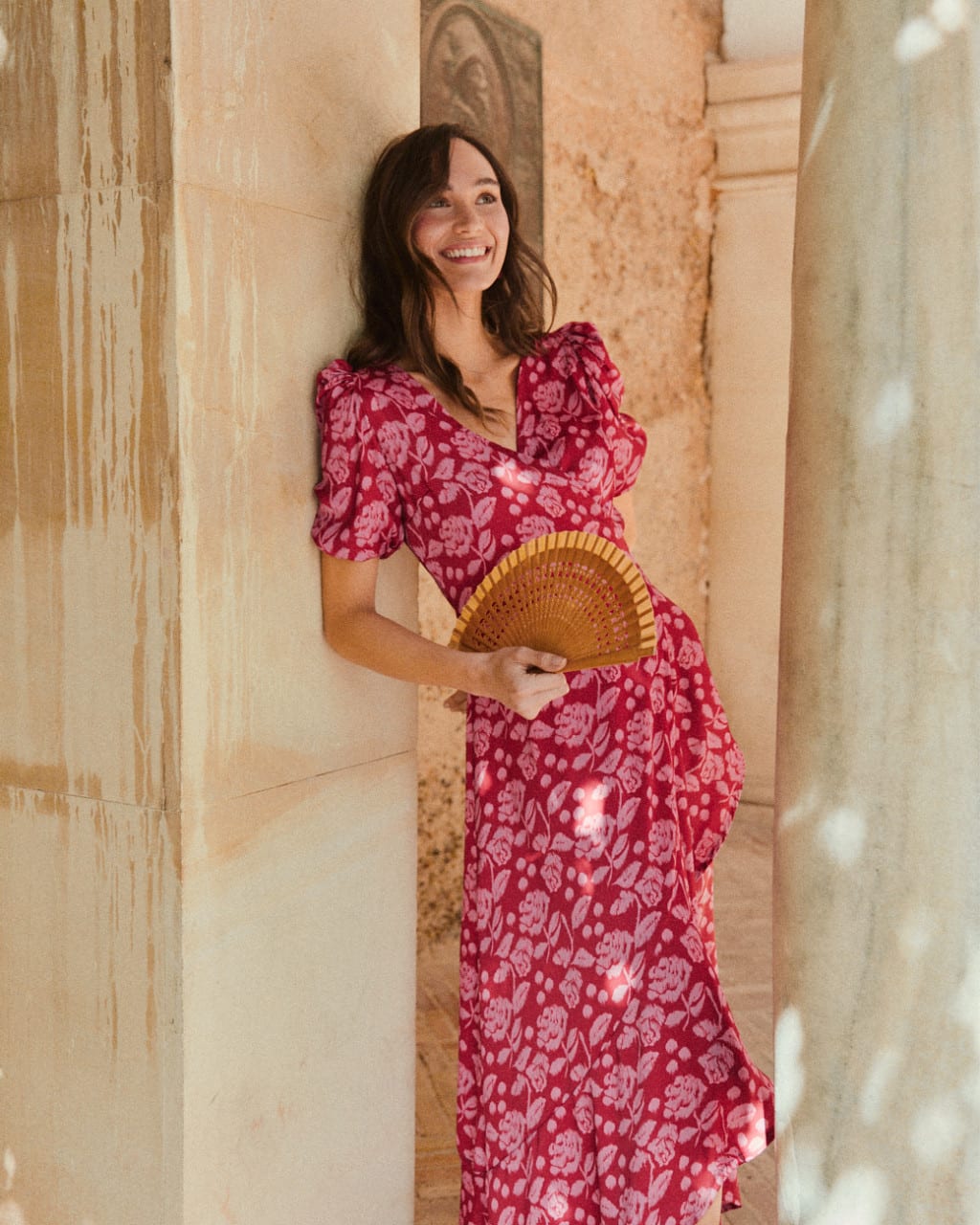 Mujer elegante con vestido y sandalias lista para el pescaíto de la Feria de Sevilla mostrando estilo sofisticado. Look Polin et Moi Mujer elegante con vestido y sandalias lista para el pescaíto de la Feria de Sevilla mostrando estilo sofisticado. Look Polin et Moi