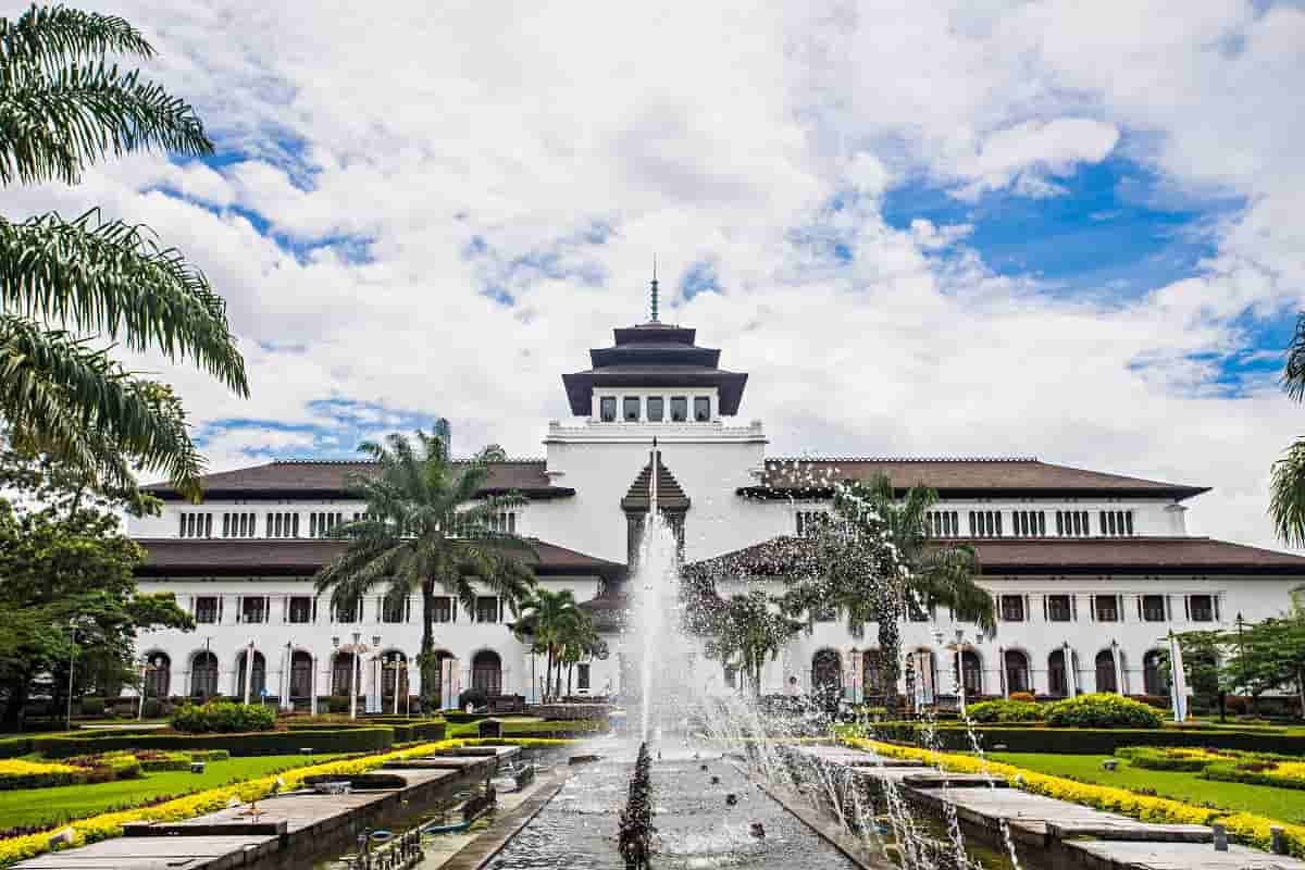 https://phinemo.com/wp-content/uploads/2020/12/large-pict-100-tahun-gedung-sate-98fc7fa941f49fc5b656d5edc9536b65-min.jpg