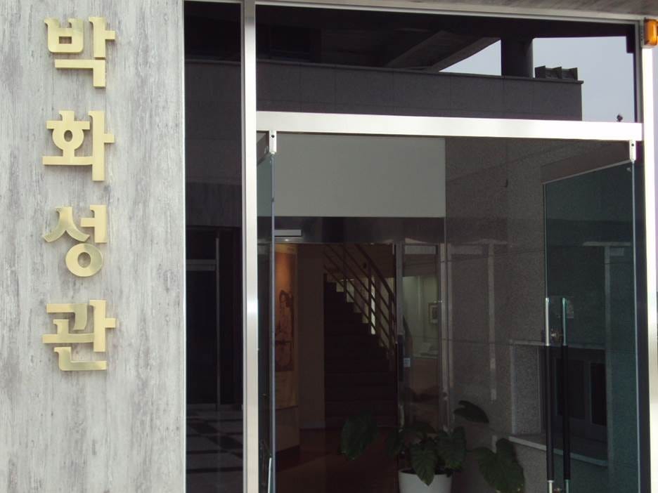 A building with a glass door

AI-generated content may be incorrect.
