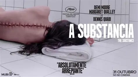Pôster do filme 'A Substância', com uma mulher deitada de costas em um chão branco, apresentando uma cicatriz proeminente nas costas. O filme é estrelado por Demi Moore, Margaret Qualley e Dennis Quaid, e apresenta a frase 'Absolutamente Arrepiantemente'.