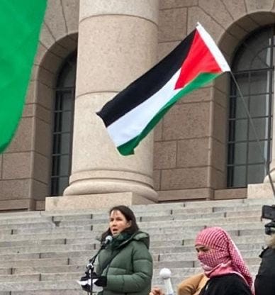 Vasemmistoliiton kansanedustaja Veronika Honkasalo piti 2023 tukipuheen islamo-natsien Hamas-terroristeja tukevassa “Palestiina-marssissa”, missä vaadittiin “From river to the sea!” kaikkien Israelin juutalaisten etnistä puhdistusta. Terrorismia ja kansanmurhaa tuettiin avoimesti Eduskuntatalon portailla. Honkasalon vieressä seisoi naamansa peittänyt Hamas-kannattaja, eli islamo-natsistinen terrorismin tukija. Vasemmistoliiton kansanedustaja Veronika Honkasalo piti 2023 tukipuheen islamo-natsien Hamas-terroristeja tukevassa “Palestiina-marssissa”, missä vaadittiin “From river to the sea!” kaikkien Israelin juutalaisten etnistä puhdistusta. Terrorismia ja kansanmurhaa tuettiin avoimesti Eduskuntatalon portailla. Honkasalon vieressä seisoi naamansa peittänyt Hamas-kannattaja, eli islamo-natsistinen terrorismin tukija.