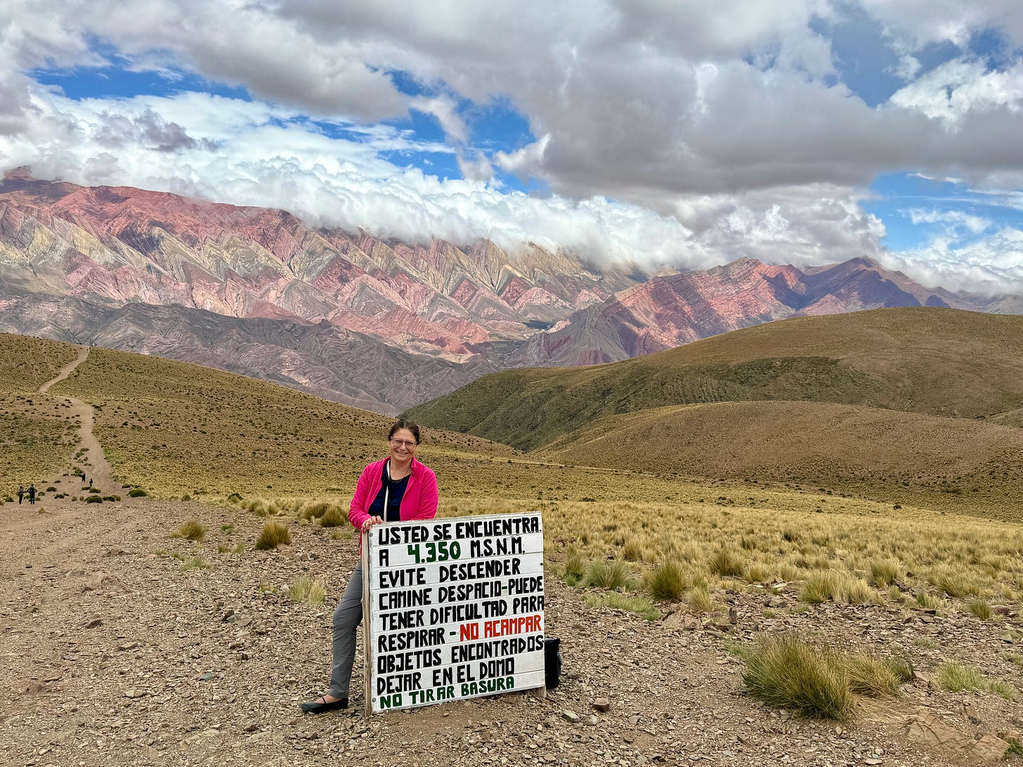 La autora en Montaña de los 14 colores en Hornocal, Jujuy, Argentina.