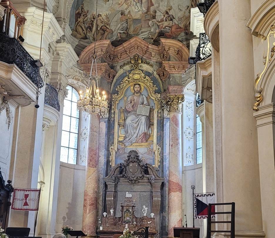 A group of people in a church

AI-generated content may be incorrect.