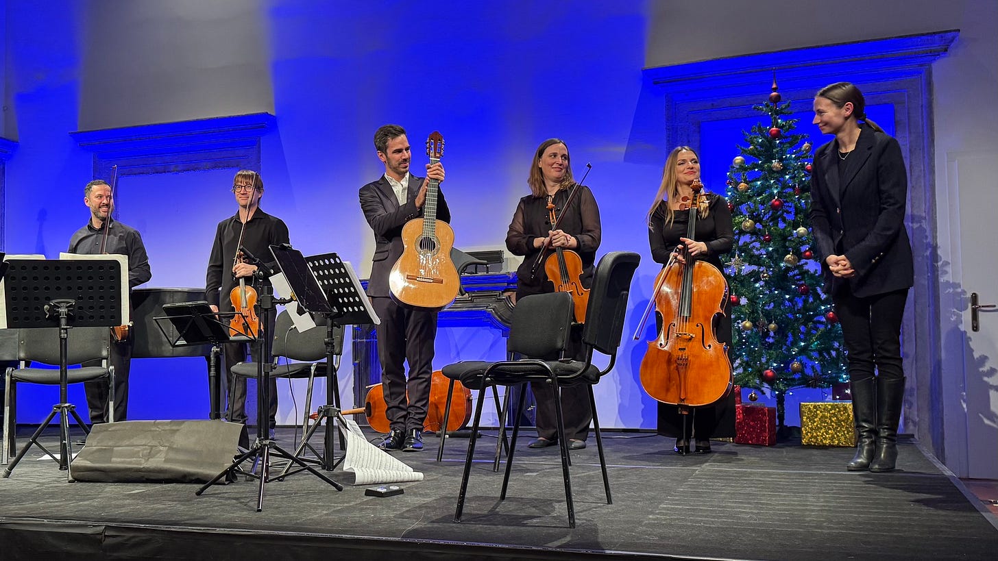 Morda je slika naslednjega: 6 oseb, klarinet, flavta, oboa, trobenta, violina, saksofon in kitara