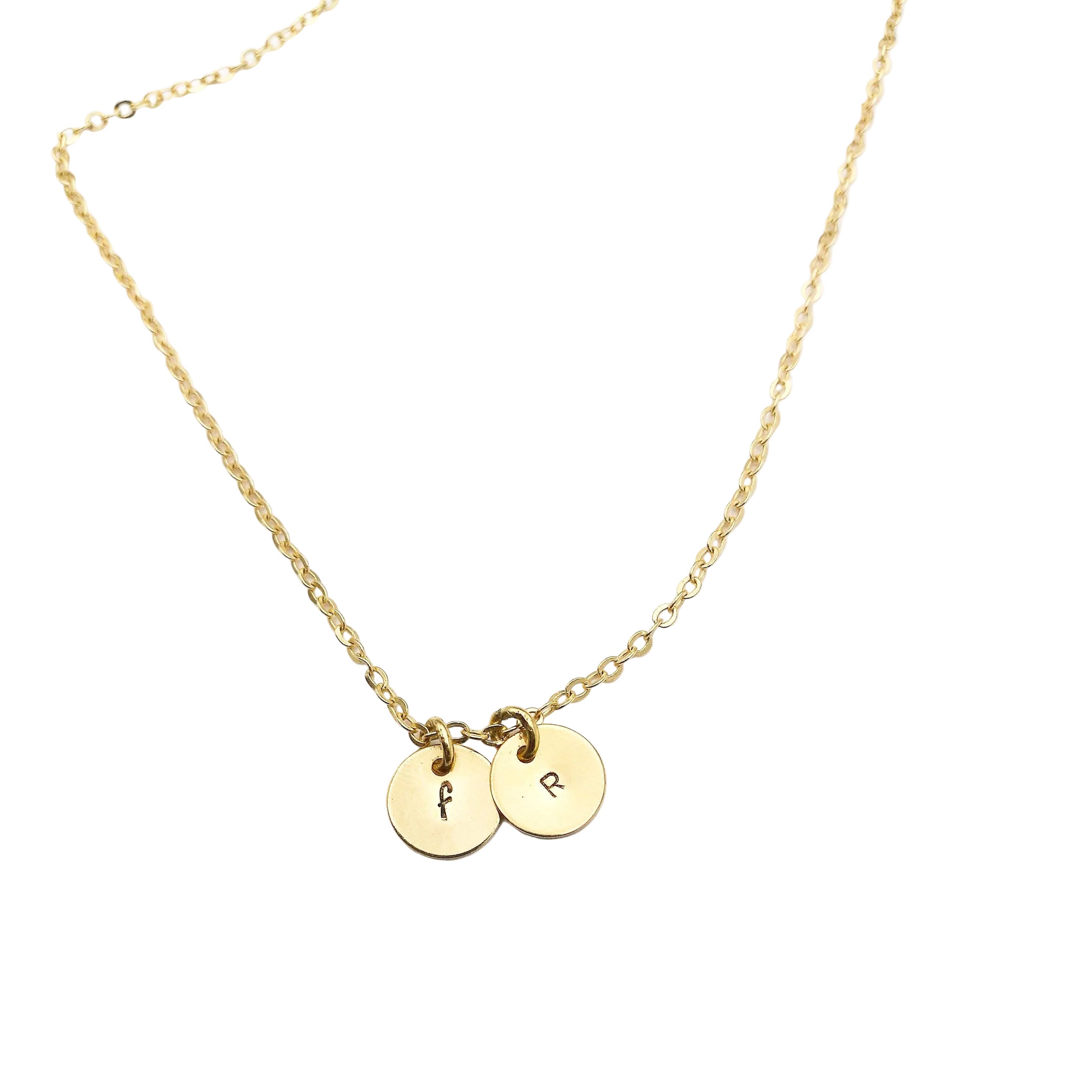 Gepersonaliseerde sieraden met initialen en symbolen van lux & luz Gepersonaliseerde sieraden met initialen en symbolen van lux & luz