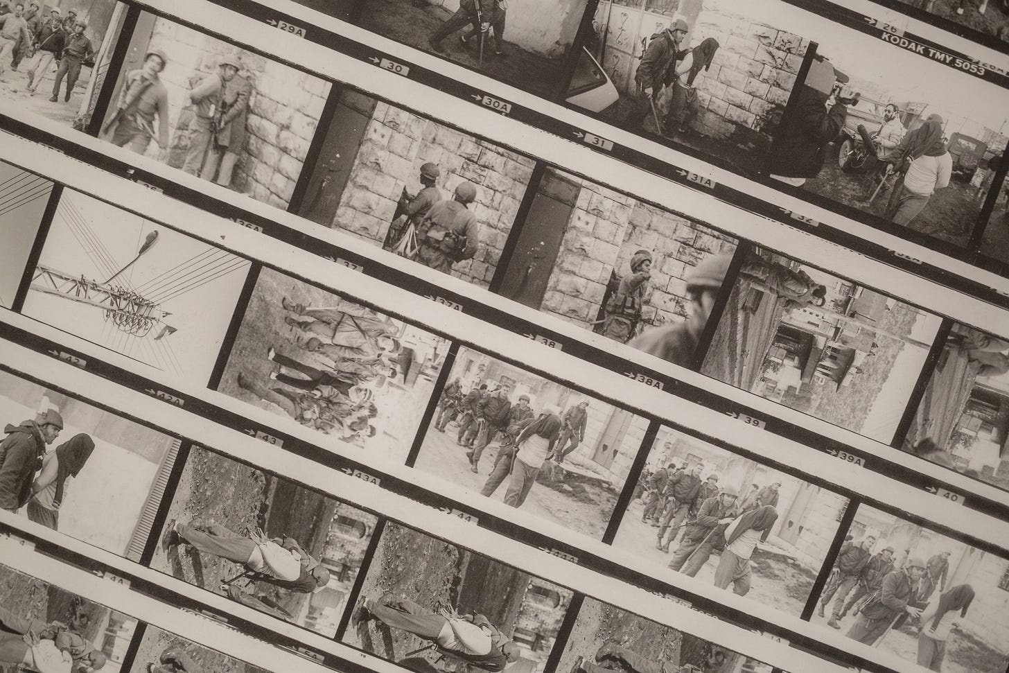 Breaking The Silenceのオフィスの壁には、かつてスタッフが兵士として活動していた時に撮影した写真が掲示されている＝2024年2月、イスラエル・テルアビブ