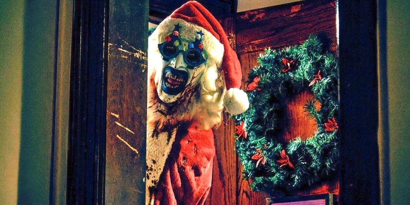 Artar el payaso en Terrifier 3 mira desde una puerta con una corona.