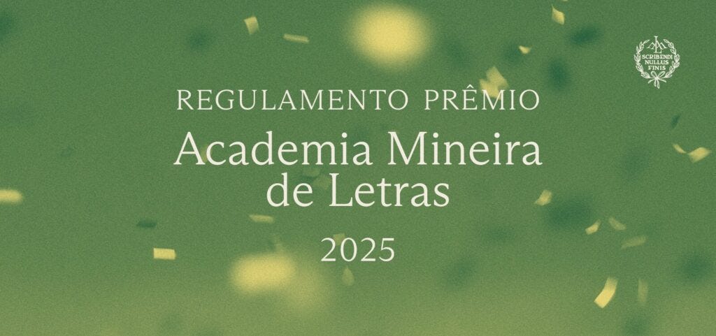 #descrevemospravocê  Card de divulgação do “Regulamento Prêmio Academia Mineira de Letras 2025”. A imagem tem fundo verde com leve efeito de desfoque e pontos de luz difusa. Pedaços de papel dourado, semelhantes a confetes, estão espalhados por toda a imagem, sugerindo uma atmosfera de celebração. O texto aparece centralizado, em letras brancas e fonte serifada, com destaque para o nome “Academia Mineira de Letras”. No canto superior direito, está o brasão da instituição: um emblema branco circular com ramos de louro envolvendo as palavras em latim “Societati Nullis Finis”, que é o lema da Academia.