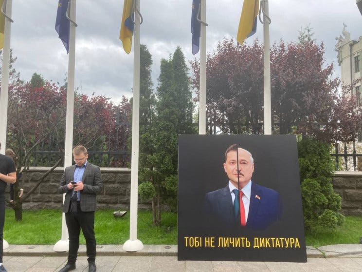 Покажите нам справедливость: Под окнами Зеленского собираются сторонники Стерненко (ФОТО) — новости Киева Покажите нам справедливость: Под окнами Зеленского собираются сторонники Стерненко (ФОТО) — новости Киева