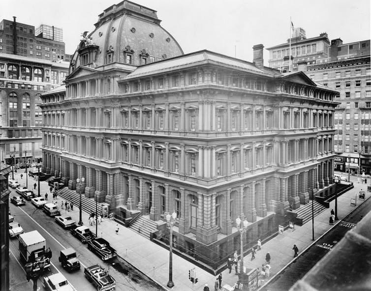 The old post office in St. Louis spans an entire city block. The old post office in St. Louis spans an entire city block.