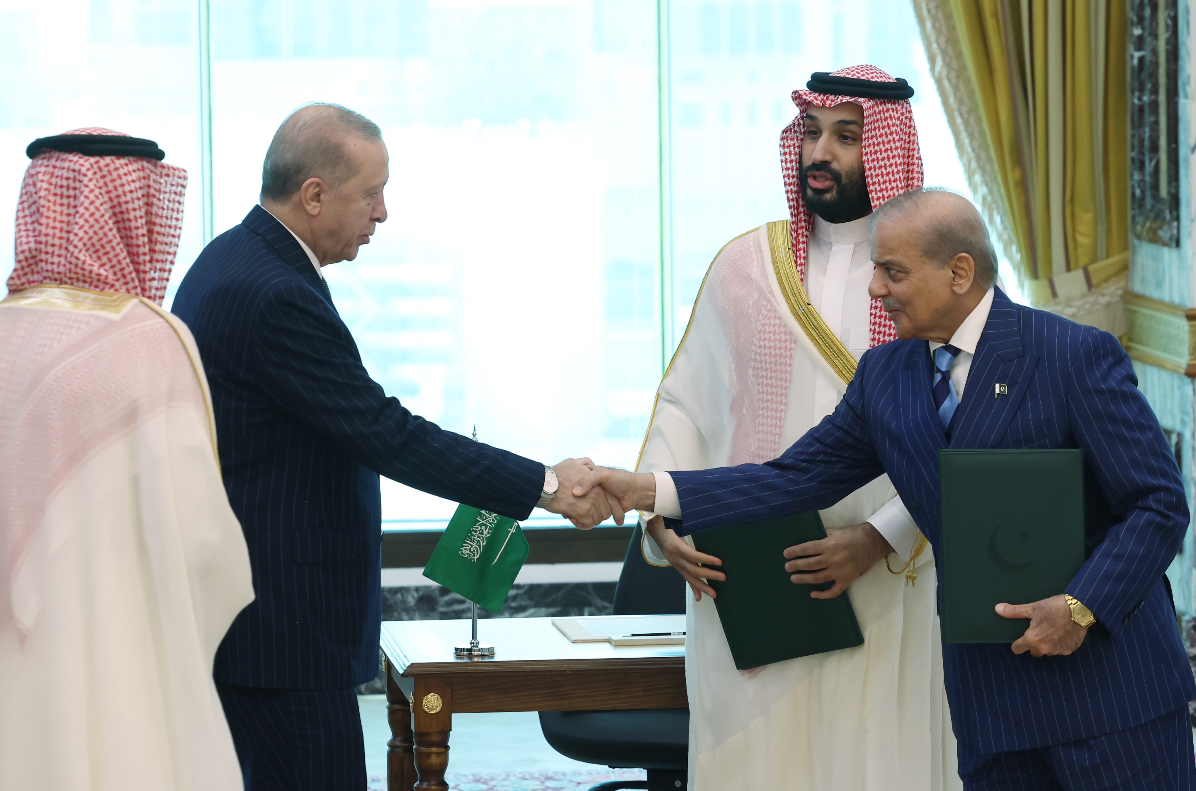 Dozens reported killed in Ansarallah attacks; Saudi Arabia, Turkey, and Pakistan sign defense deal; Trump targets birthright citizenship