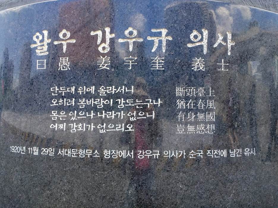 A close-up of a stone

AI-generated content may be incorrect.