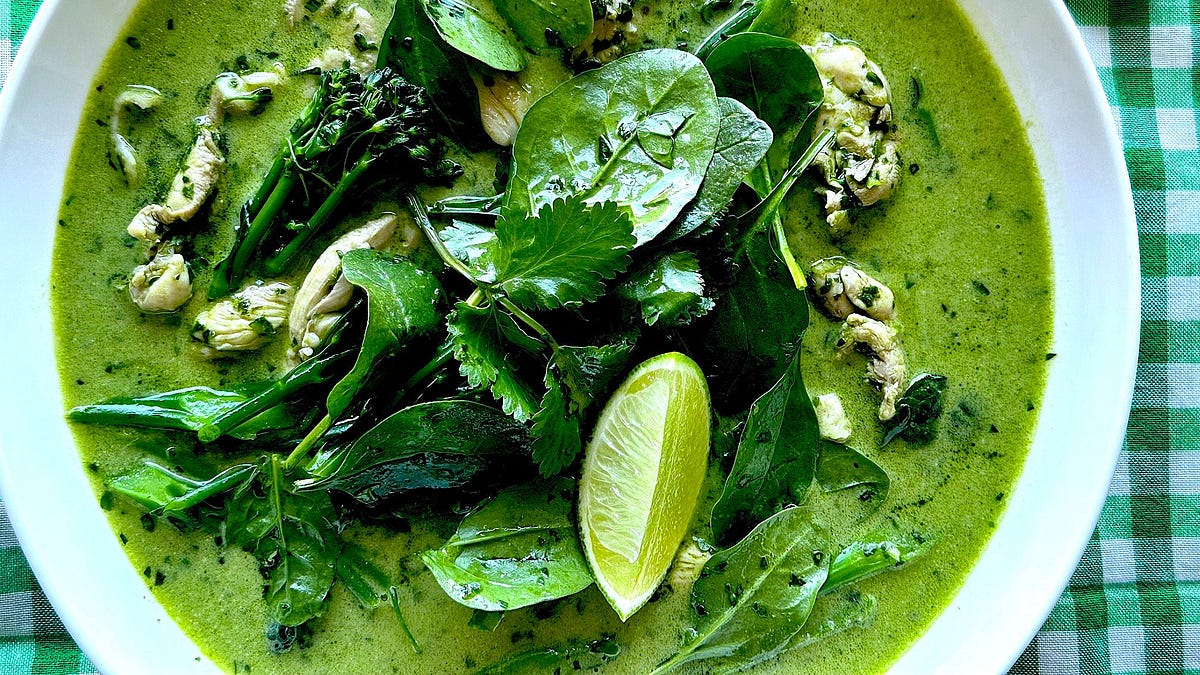 A GREEN CHICKEN CURRY THAT IS ACTUALLY GREEN.