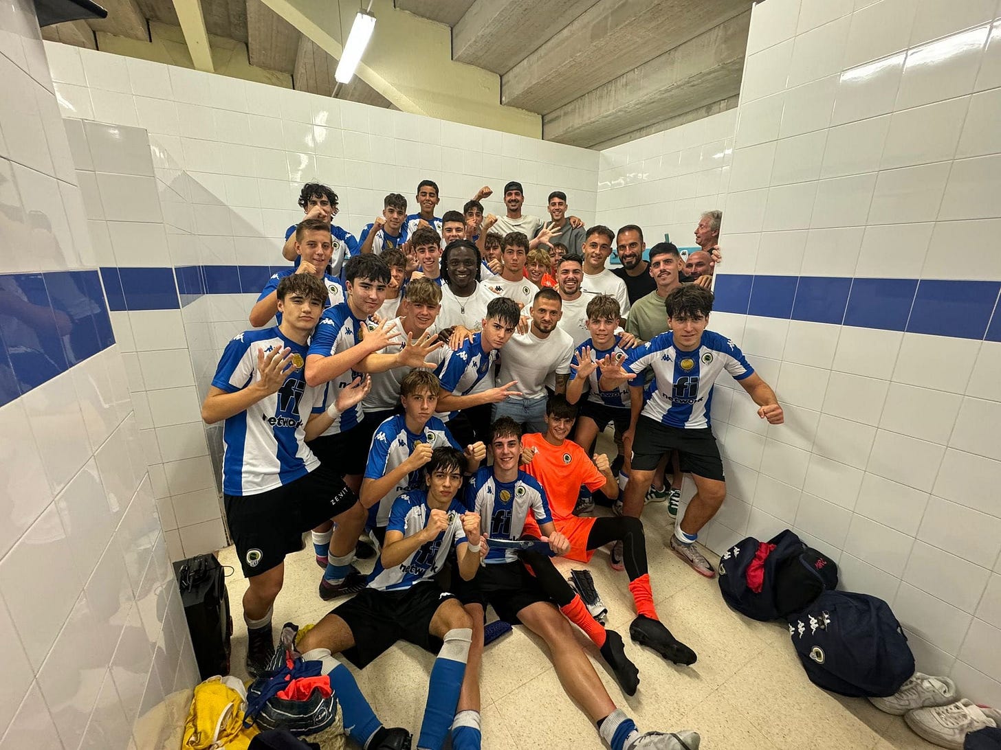 Jugadores del Cadete A celebran con algunos del primer equipo la victoria