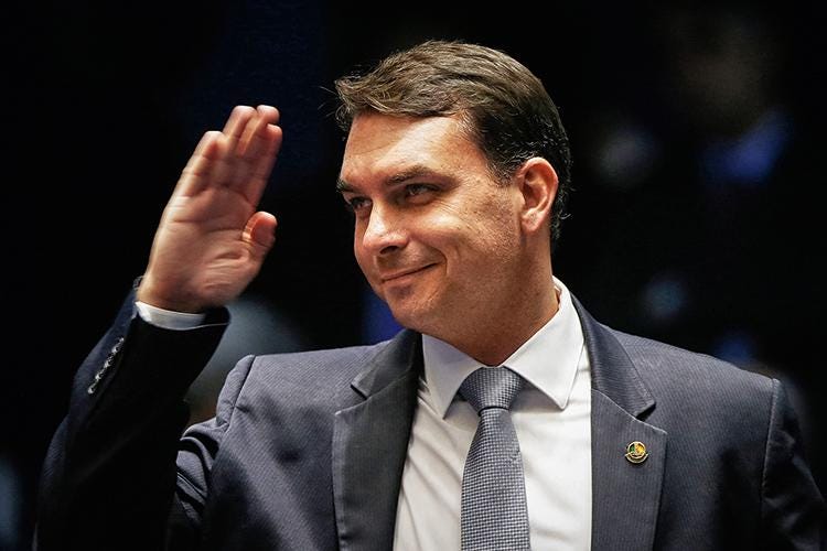 Homem de terno e gravata com a mão no rosto

O conteúdo gerado por IA pode estar incorreto.