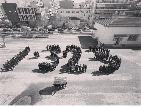 Μαθητές σε σχολεία όλης της χώρας βγήκαν στα προαύλια σε ένδειξη διαμαρτυρίας