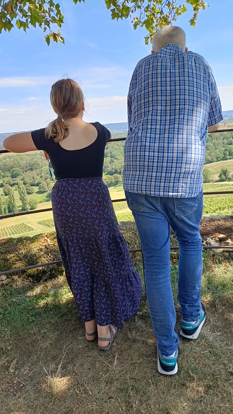 des paysages du Jura, beaucoup de vert, de l'eau, des vieilles pierres, des vignes, un musée, un petit hotel charmant, une place de village un chateau