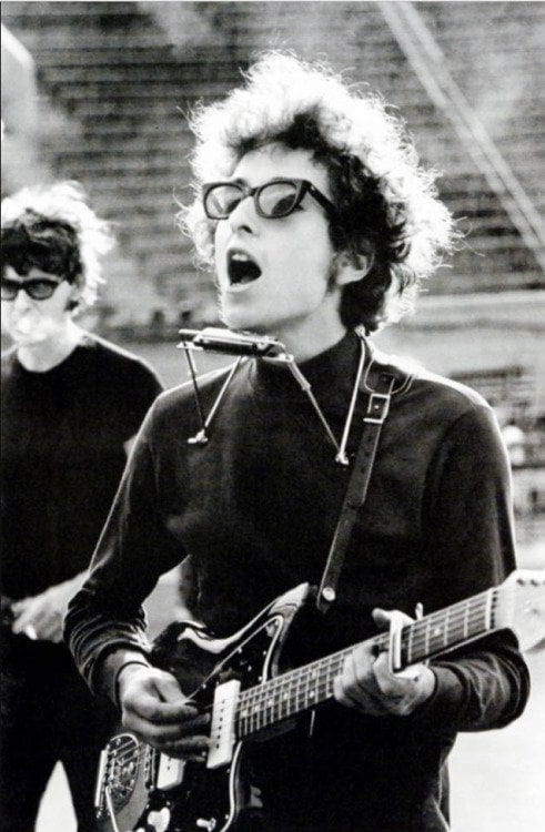 Bob Dylan with his Fender Jazzmaster in Forest Hills, 1965. Photo by ...