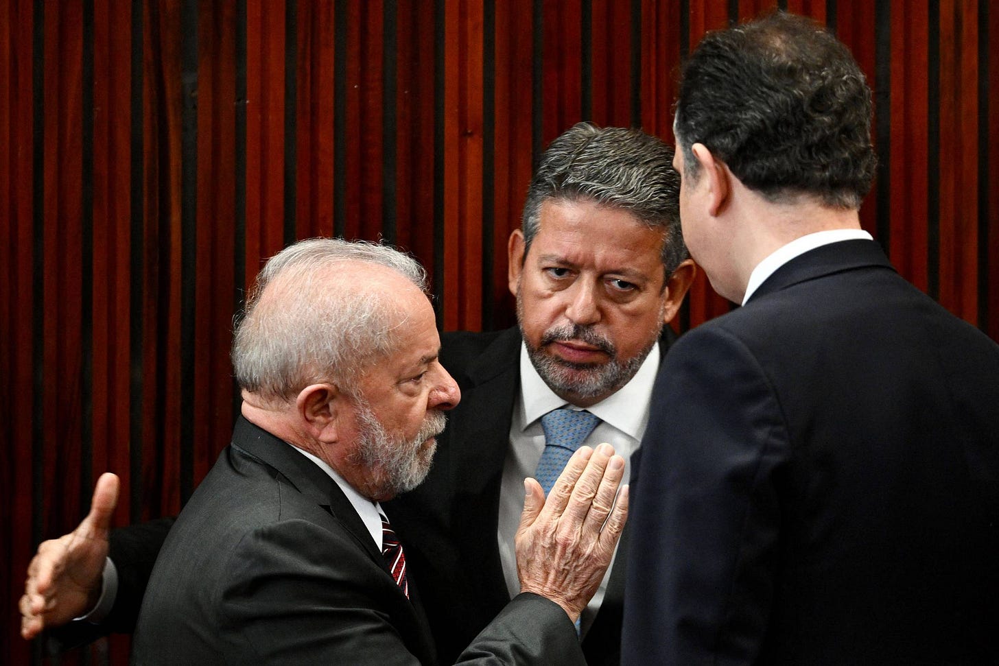Presidente Lula com o ex-presidente da Câmara dos Deputados, Arthur Lira, e Rodrigo Pacheco de costas.