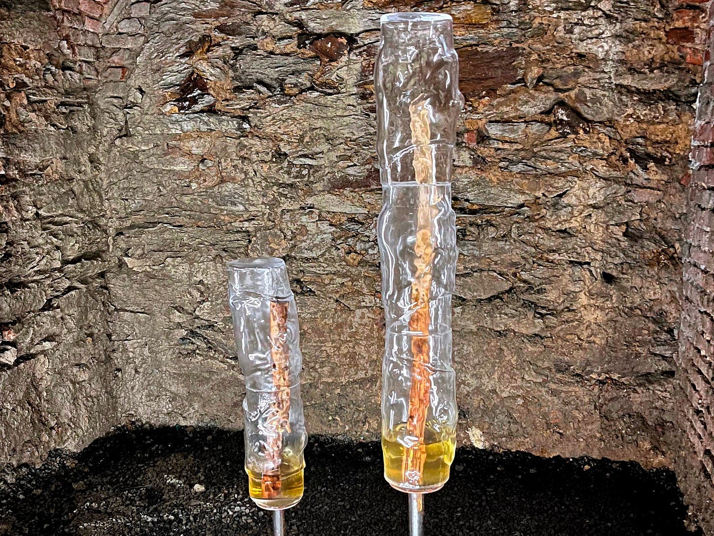 Two tubes with liquid in them

AI-generated content may be incorrect.