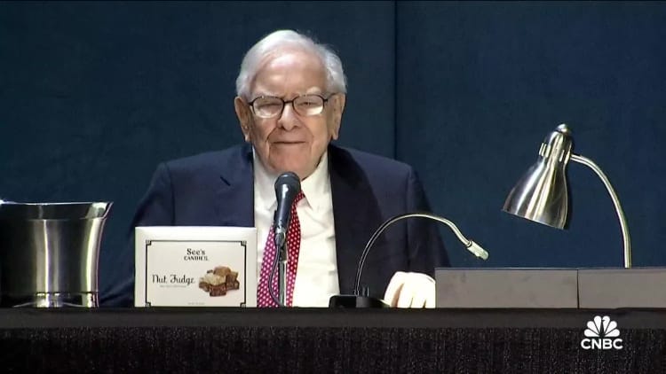Buffett kicks off 2024 Berkshire Hathaway annual meeting after emotional  tribute to Charlie Munger
