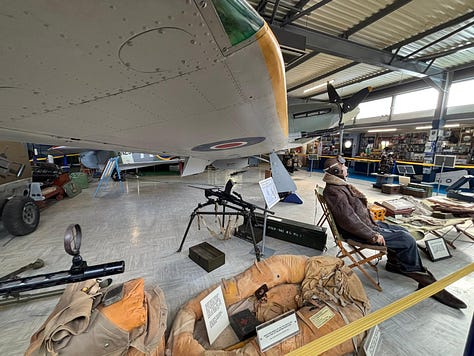 Pamje nga Spitfire and Hurricane Museum në Britani ku ruhen avionë Spitfire të restauruar, armë, pajisje fluturimi, instrumente navigimi dhe artefakte të Luftës së Dytë Botërore që tregojnë historinë e pilotëve që mbrojtën qiellin evropian.