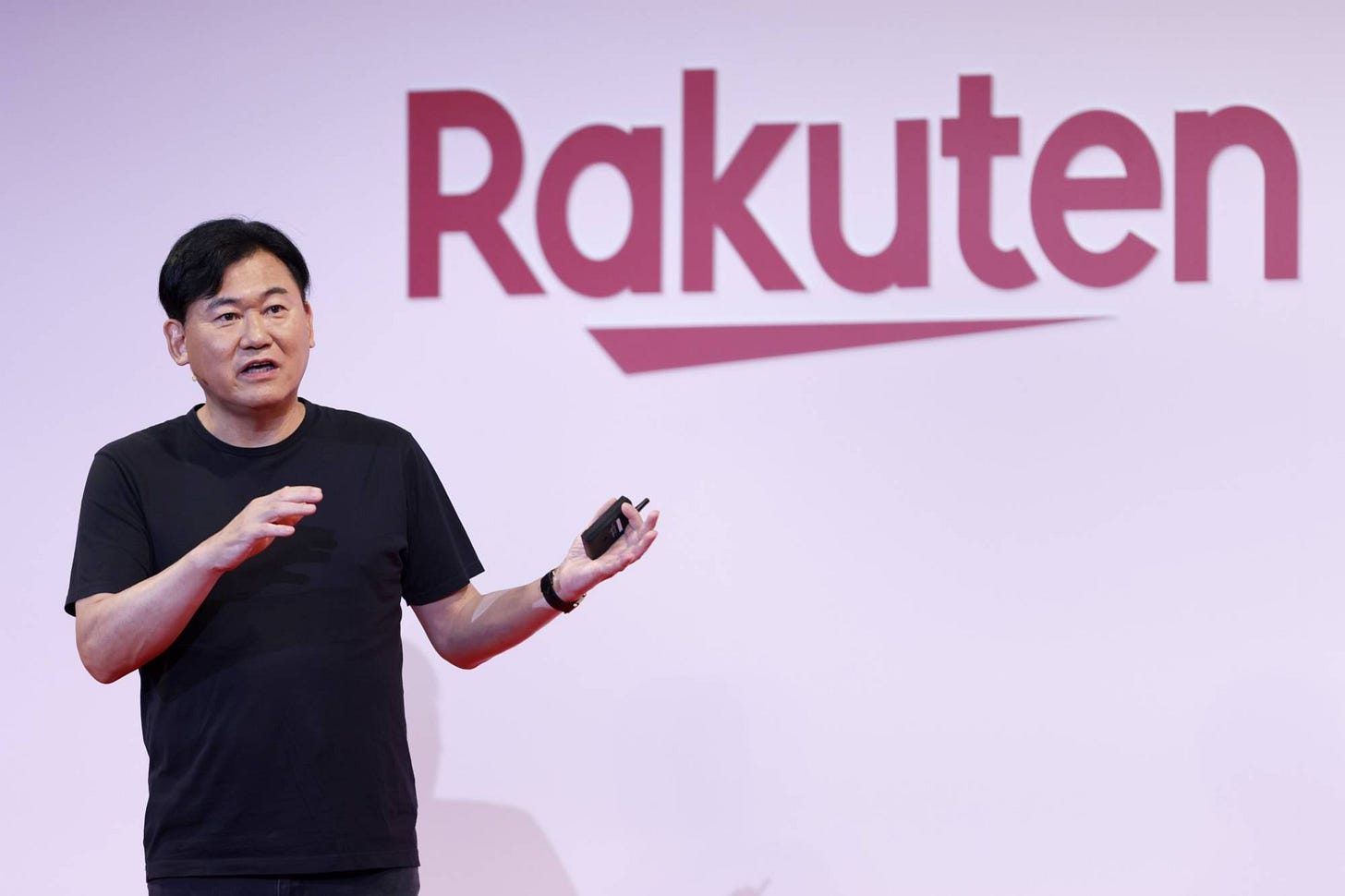 Struggling Rakuten may need to phone a friend for help with mobile bet |  The Japan Times Struggling Rakuten may need to phone a friend for help with mobile bet |  The Japan Times