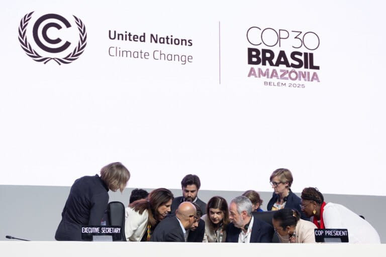 El presidente de la COP30, André Correa do Lago, consulta con miembros de Naciones Unidas ante la objeción presentada por Colombia en la plenaria. Foto: © UN Climate Change - Kiara Worth El presidente de la COP30, André Correa do Lago, consulta con miembros de Naciones Unidas ante la objeción presentada por Colombia en la plenaria. Foto: © UN Climate Change - Kiara Worth