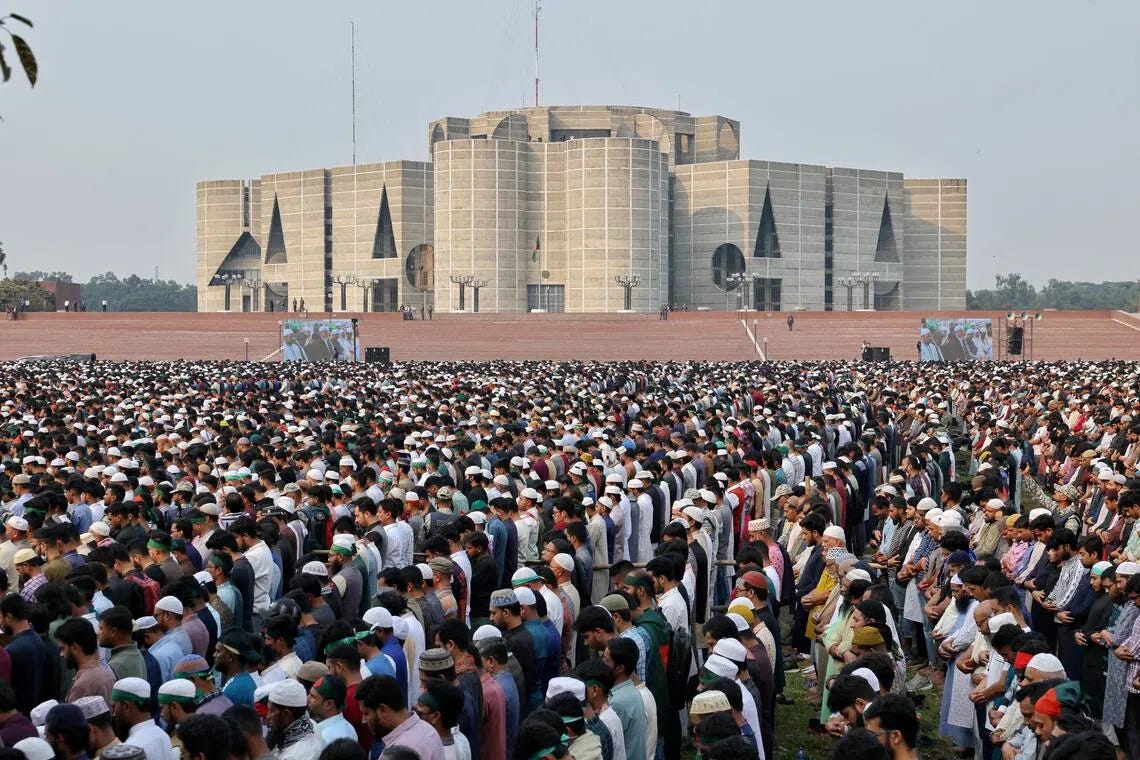 Tens of thousands of people at the funeral prayer for Mr Sharif Osman Hadi.