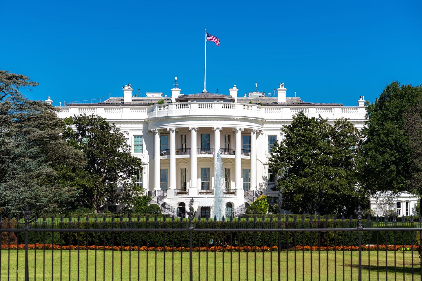 White House Move-In: Presidents Have Just 5 Hours to Move Into the White  House
