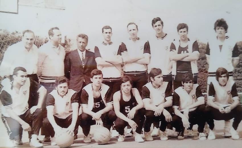 Uma imagem com vestuário, pessoa, sapatos, grupo

Os conteúdos gerados por IA podem estar incorretos.