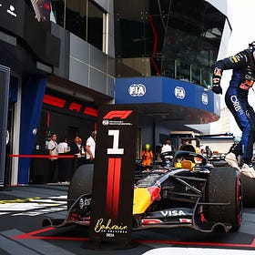 Sakk-matt a Mercedesnek. Így faragott újra győztes autót az RB22-ből a Red Bull.