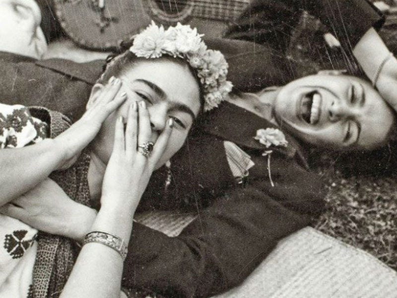 Chavela Vargas y Frida Kahlo fotografiadas por Tina Modotti.