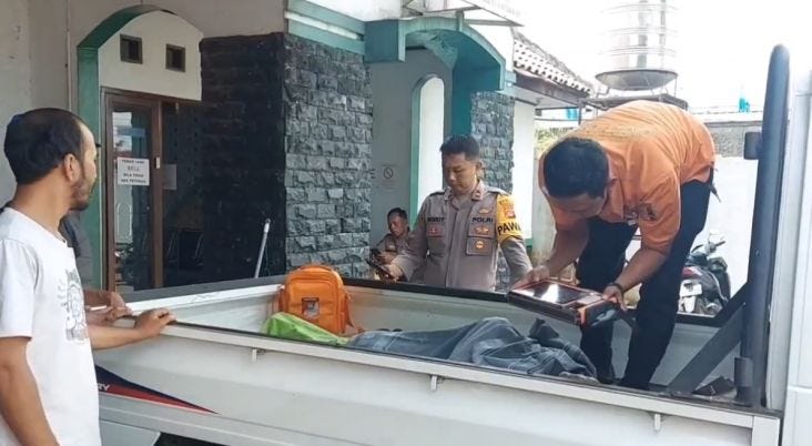 Tasiklamaya Geger! This Man Suddenly Collapsed and Died After Refilling Fuel Tasiklamaya Geger! This Man Suddenly Collapsed and Died After Refilling Fuel