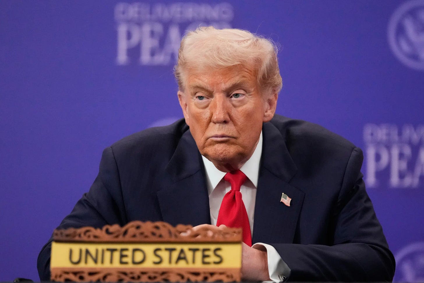 2025年10月26日，美国总统川普出席泰柬签署停火协议仪式。（美联社）