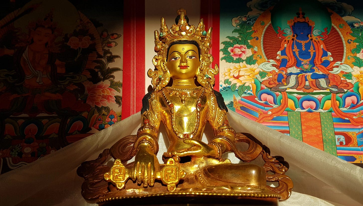 Az arany színű buddha szobor a tibeti Bön hagyomány alapítóját, Tönpa Shenrab Miwochét ábrázolja, a szerző, Manhertz József fotóján.