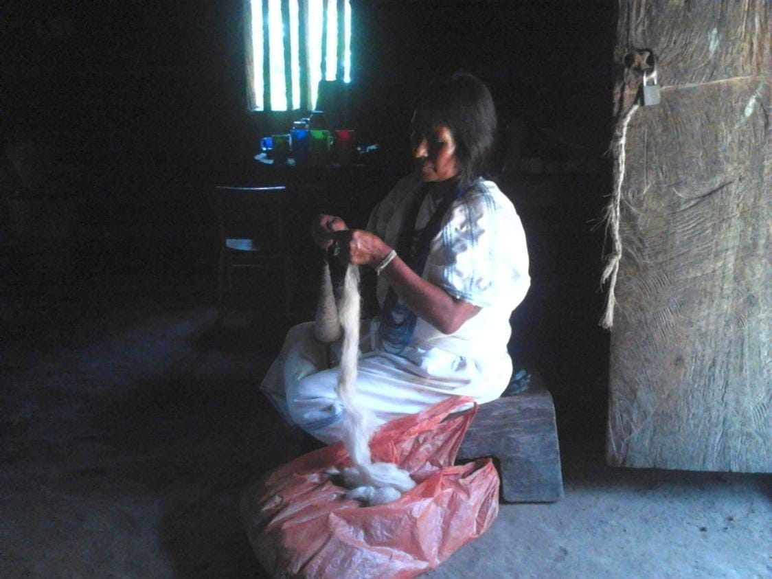 Immagine che contiene vestiti, persona, Viso umano, terreno

Il contenuto generato dall'IA potrebbe non essere corretto.
